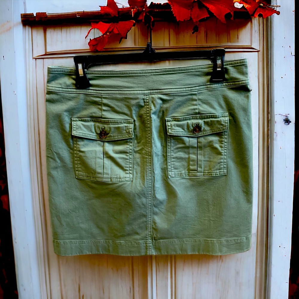 Size 4 olive green Vineyard Vine skirt - Picture 2 of 3